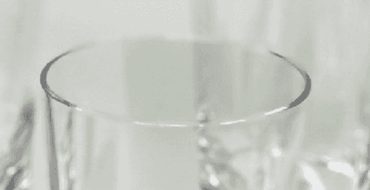 Close-up of LeadingWare unbreakable plastic wine glass rim, highlighting smooth, durable, and crystal-clear construction.