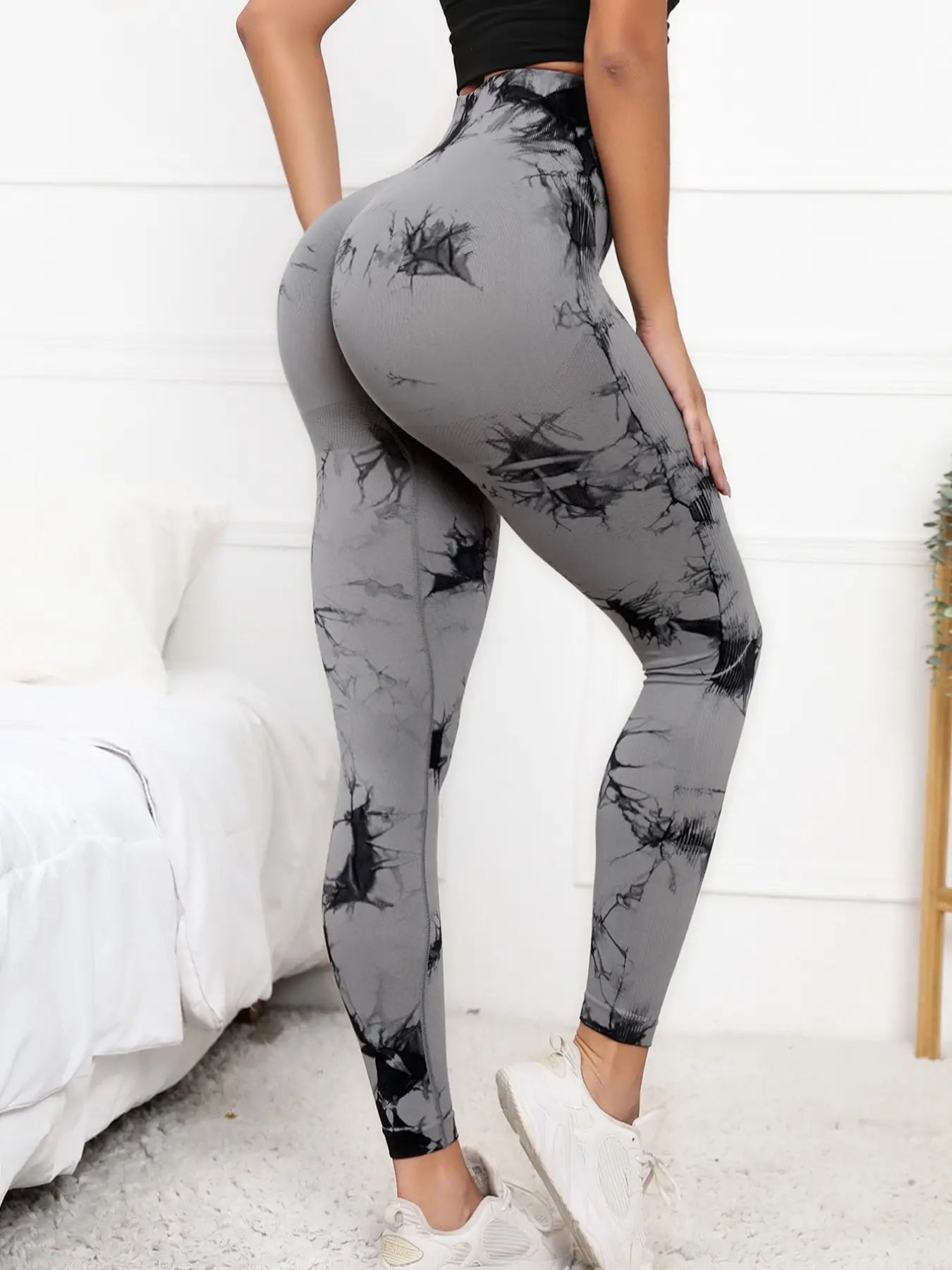 Scrunch leggings women in gray tie-dye with high waist and compression fit for tummy control and butt lift. Ideal for yoga and gym workouts.