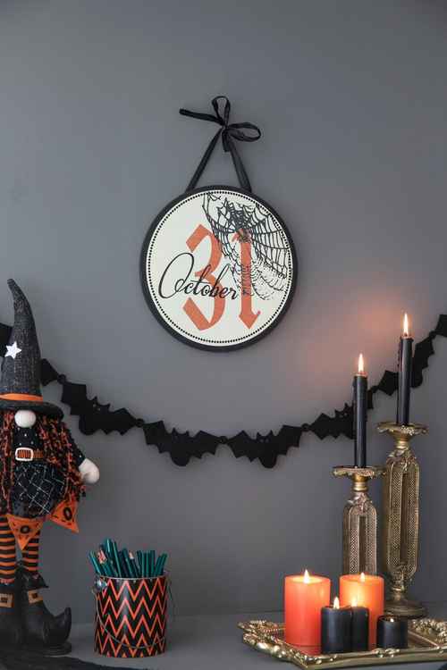 Halloween circle sign set of 2 with black ribbon, featuring October 31 date, spider web, and dotted border, perfect for seasonal home decor