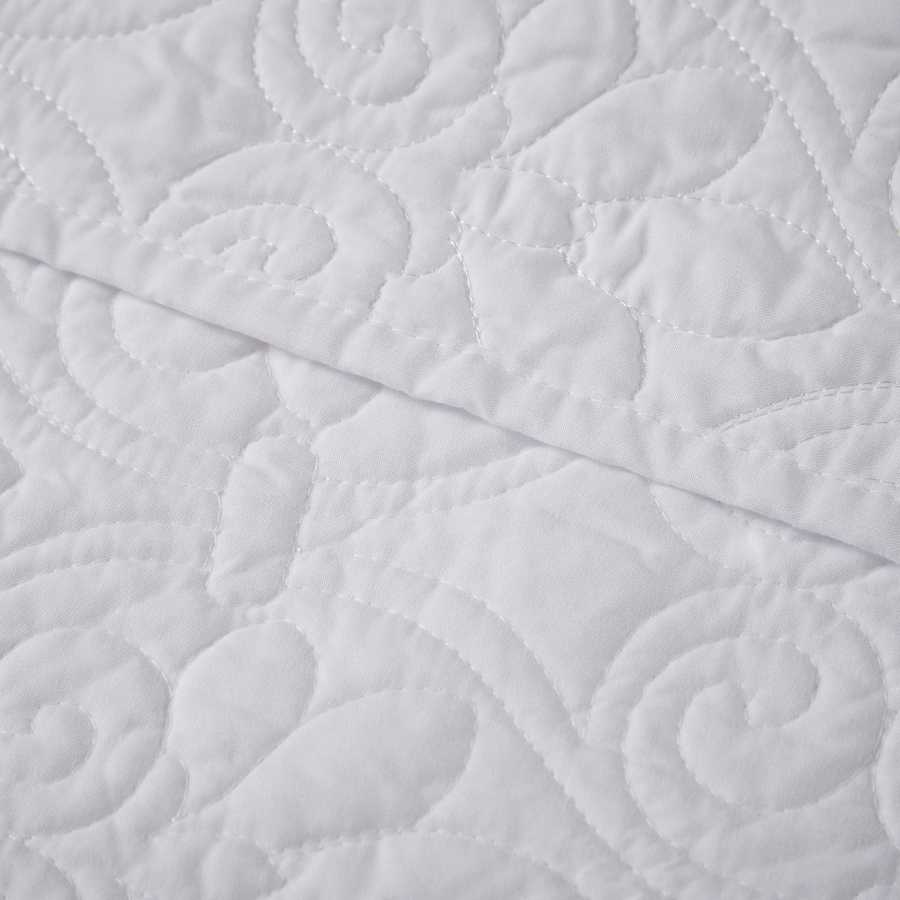 Detailed view of stitching pattern on white oversized quilted throw 60x70, highlighting the soft cotton texture and elegant design.