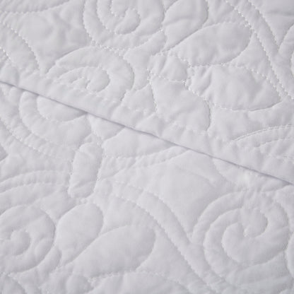 Detailed view of stitching pattern on white oversized quilted throw 60x70, highlighting the soft cotton texture and elegant design.