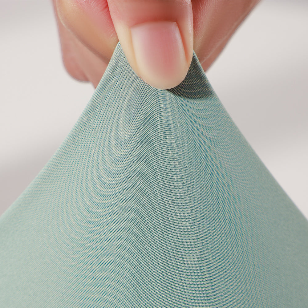 Stretch test of MLNshops MT20 Yoga Leggings fabric in green, demonstrating four-dimensional stretch for superior flexibility.