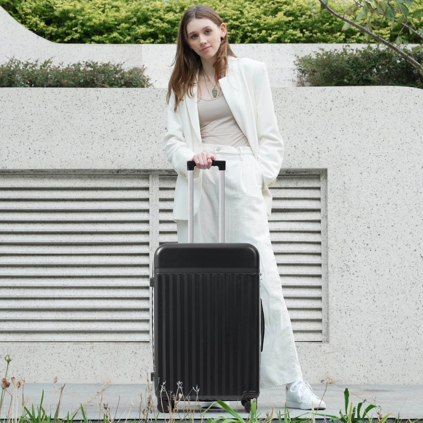 MLNshops Travel Set: carry on suitcase with charging port